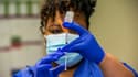 Une infirmière remplit une seringue d'une dose de vaccin, à Bloomfield, dans l'Etat de New York