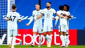 Olivier Giroud entouré de ses coéquipiers lors du match Crystal Palace-Chelsea, à Londres le 7 juillet 2020