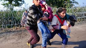 Des migrants tentent de forcer la barrière frontalière macédonienne - Lundi 29 Février 2016