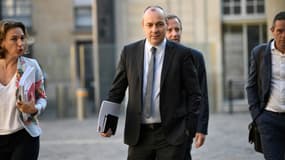 Le secrétaire général de la CFDT Laurent Berger (C) arrive à l'hôtel Matignon, le 9 juillet 2020 à Paris