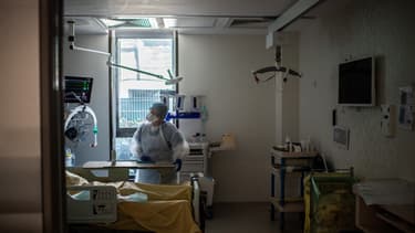 Un médecin discute avec un patient infecté par le Covid-19, dans l’unité de soins intensifs de l’hôpital Saint-Louis, à Paris, le 28 mai 2020.