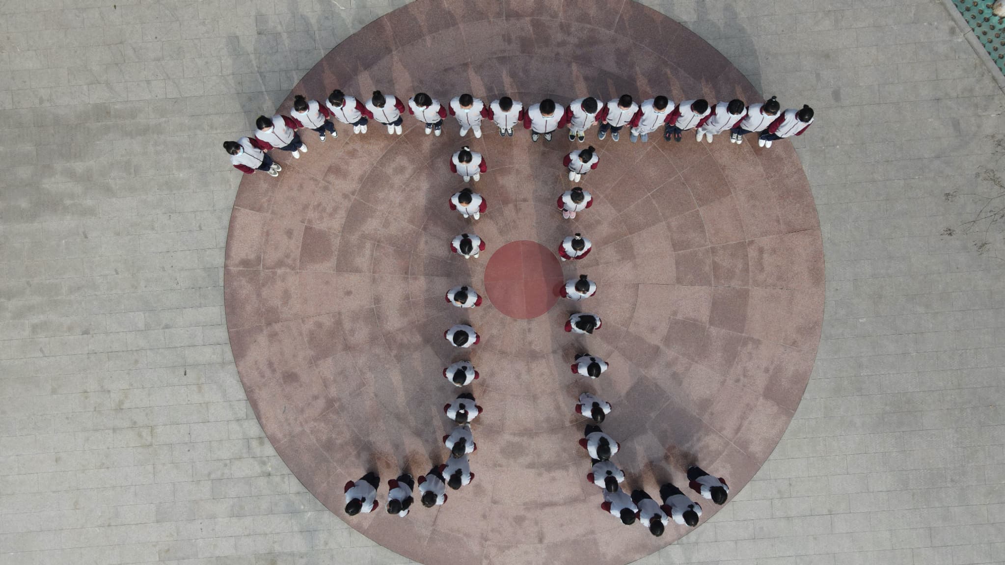 Cette photo aérienne montre des élèves du lycée Zu Chongzhi formant la lettre grecque "Pi" à l'approche de la Journée du Pi, dans le comté de Laishui, dans la province du Hebei, au nord de la Chine Cette photo aérienne montre des élèves du lycée Zu Chongzhi formant la lettre grecque "Pi" à l'approche de la Journée du Pi, dans le comté de Laishui, dans la province du Hebei, au nord de la Chine