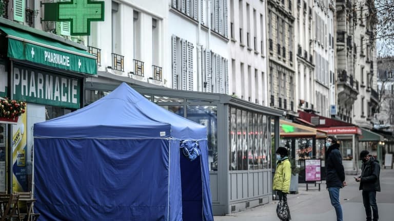 Tente devant une pharmacie à Paris pour effectuer un test Covid-19, le 23 décembre 2021 
