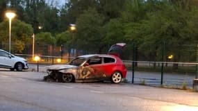 Un véhicule incendié devant la prison de Tarascon dans lanuit de mardi à mercredi 16 avril 2025.