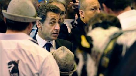 Nicolas Sarkozy s'est défendu samedi de monter les Français "les uns contre les autres" en lançant un débat sur la place de l'islam en France. Le chef de l'Etat a évoqué le sujet, qui divise droite et gauche mais réjouit le Front national, lors d'une tabl