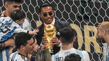 Salt Bae avec le trophée de la Coupe du monde 2022
