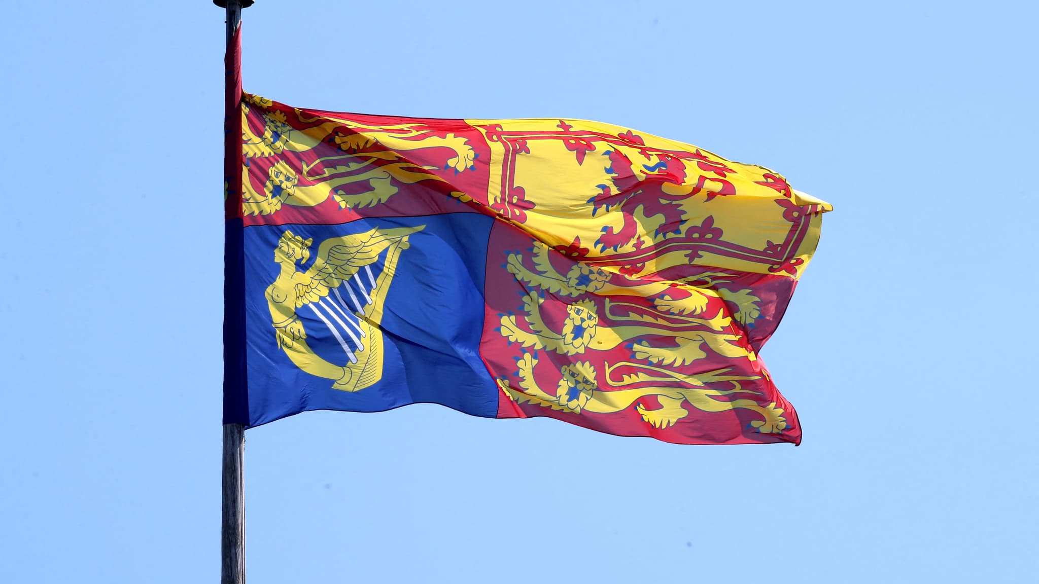 Le drapeau "Royal Standard" vole à l'occasion du mariage entre le prince Harry et Meghan Markle au château de Windsor, le 19 mai 2018 Le drapeau "Royal Standard" vole à l'occasion du mariage entre le prince Harry et Meghan Markle au château de Windsor, le 19 mai 2018