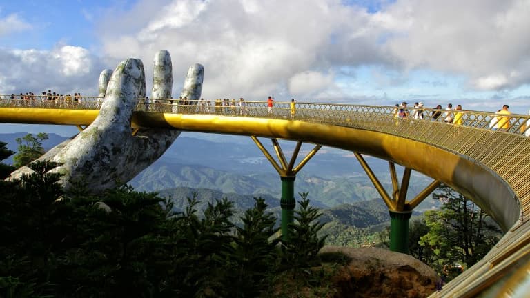 Le pont symbolise un long fil d'or, tenu dans les mains des dieux Le pont symbolise un long fil d'or, tenu dans les mains des dieux