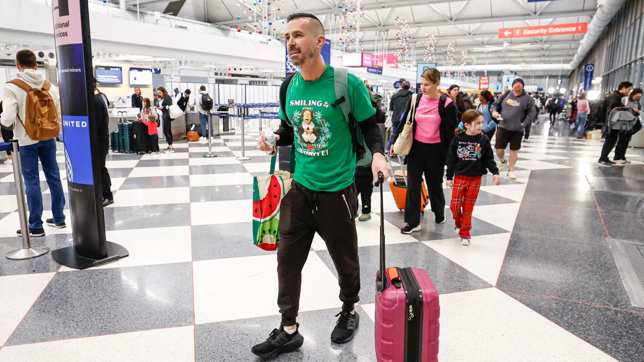 Un voyageur à l'aéroport de Chicago Un voyageur à l'aéroport de Chicago