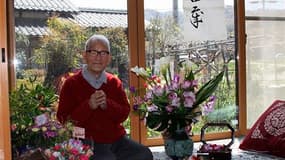 Homme le plus âgé au monde, Jirouemon Kimura, a célébré mardi chez lui, dans sa ville natale de Kyotango, dans l'ouest du Japon, ses 114 ans en assurant avoir l'objectif d'atteindre 120 ans. /Photo prise le 19 avril 2011/REUTERS/Mairie de Kyotango