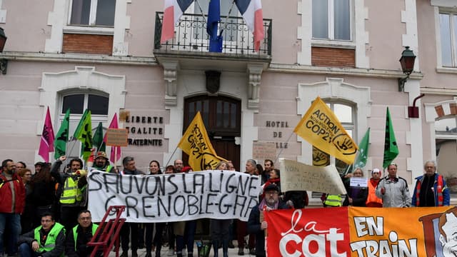 Des associations d'usagers soutenus par des élus et des syndicats se sont  mobilisés entre Grenoble et Briançon pour demander à l’État de "tenir sa promesse" de remettre en état cette ligne.