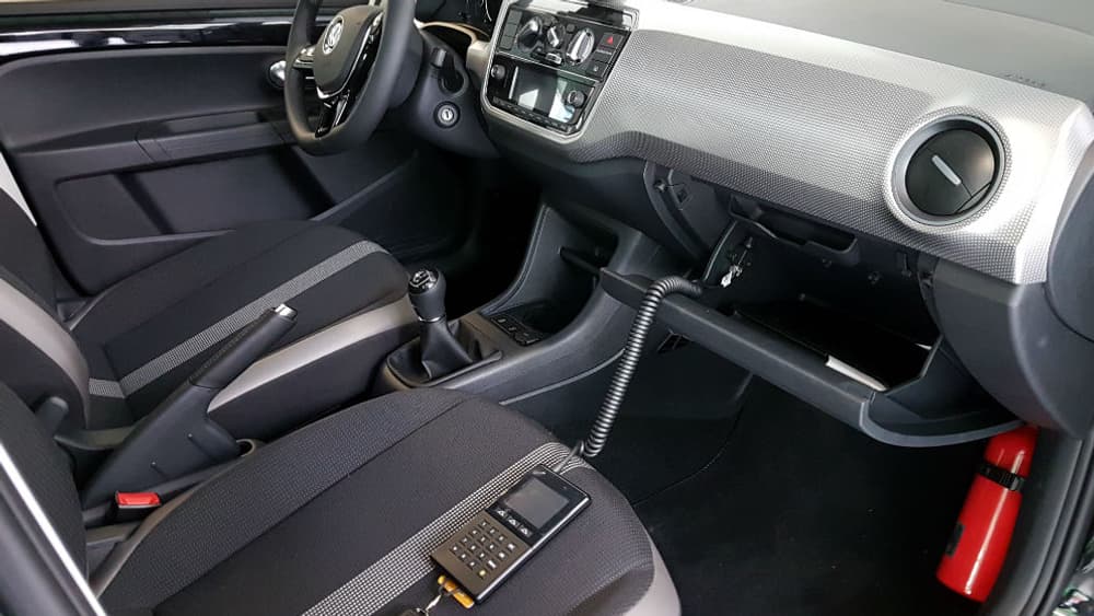 Les véhicules en autopartage d'Ubeeqo peuvent se déverrouiller directement via l'application. A l'intérieur de la boîte à gants, un boîtier électronique permet de récupérer la clé de contact. Les véhicules en autopartage d'Ubeeqo peuvent se déverrouiller directement via l'application. A l'intérieur de la boîte à gants, un boîtier électronique permet de récupérer la clé de contact.