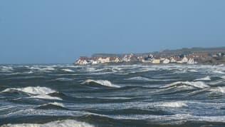 Forte houle près de la côte de Wimereux, le 17 février 2022 dans le nord de la France