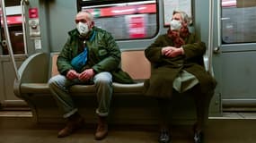 Des personnes portent des masques FFP2 dans le métro de Milan, le 4 janvier 2022 en Italie