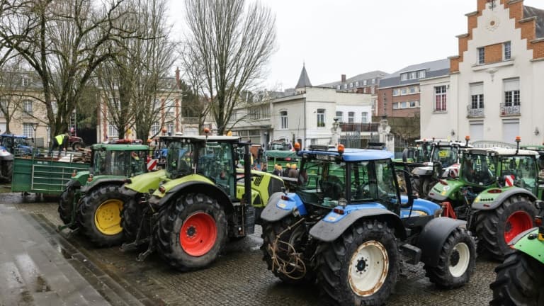 Des agriculteurs avec leurs tracteurs manifestent à Arras, dans le Pas-de-Calais, le 22 février 2024 (image d'illustration)