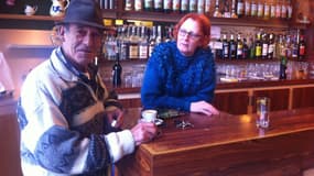 Un client du bar de Chambon-le-Chateau.