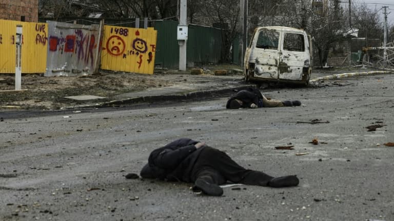 Deux cadavres dans une rue de Boutcha, près de Kiev, le 2 avril 2022