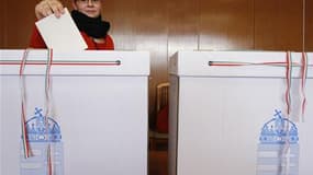 Dans un bureau de vote à Budapest. Les conservateurs du Fidesz se dirigent vers une large victoire au second tour des élections législatives ce dimanche en Hongrie, où ils espèrent atteindre la majorité qualifiée des deux tiers au Parlement. /Photo prise