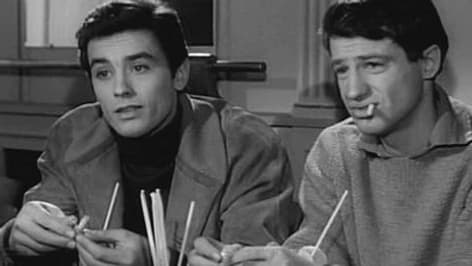 Alain Delon et Jean-Paul Belmondo dans "Sois belle et tais-toi", en 1958. 