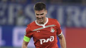 Igor Denisov devant Cedric Teuchert, à Gelsenkirchen (Allemagne) le 11 décembre 2018