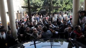 Plusieurs centaines de chrétiens égyptiens se sont rassemblés dimanche au Caire (photo) et à Alexandrie pour exprimer leur colère après l'attaque à Alexandrie qui a fait, selon le dernier bilan disponible, 21 morts et 97 blessés. Les appels au calme lancé