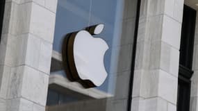 Le logo de la marque Apple, à l'entrée d'un des magasins du groupe à Washington, aux États-Unis (PHOTO D'ILLUSTRATION)