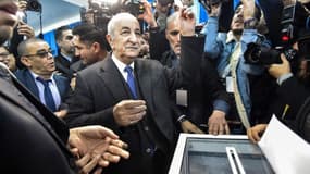Le candidat Abdelmadjid Tebboune pendant son vote pour l'élection présidentielle algérienne, le 12 décembre 2019 - Ruad Kramdi / AFP
