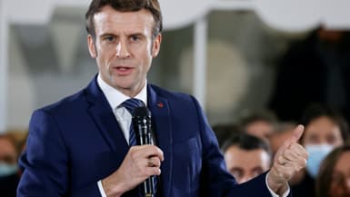 Le président Emmanuel Macron lors de son déplacement de campagne à Poissy, dans les Yvelines, le 7 mars 2022