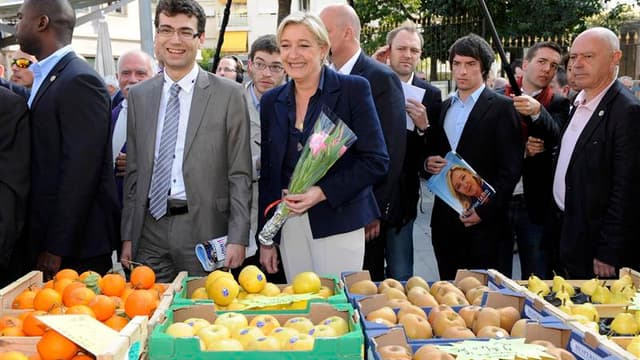 Marine Le Pen sur un marché de Nice. La candidate du Front national, créditée de 15 à 16% dans les sondages, estime que sa présence au second tour de la présidentielle est toujours "crédible" et n'exclut pas un décrochage du candidat socialiste François H