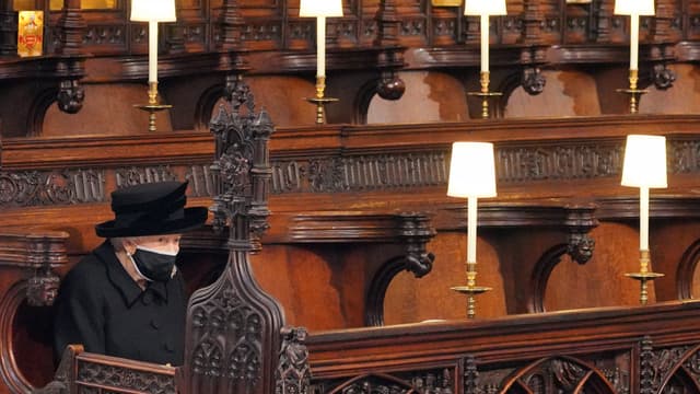 La reine Elizabeth II assise face au cercueil du prince Philip