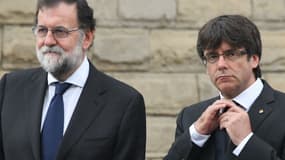 Le Premier ministre espagnol Mariano Rajoy (gauche) et le président de la Catalogne Carles Puigdemont (droite) lors du défilé en hommage aux victimes des attentats de Barcelone et Cambrils, le 20 août 2017 à Barcelone