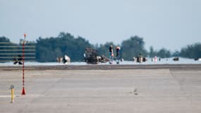 Des forces de l'ordre inspectent les débris d'un avion militaire d'entraînement qui s'est écrasé à Kosakowo, en Pologne, le 12 juillet 2024