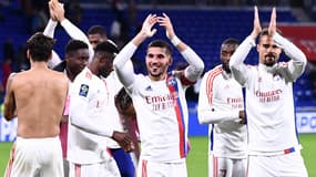 Houssem Aouar et Damien Da Silva saluent les supporters de l'OL