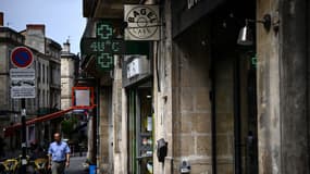 Une pharmacie indique que la chaleur atteint 40°C à Bordeaux le 23 août 2023 à Bordeaux 