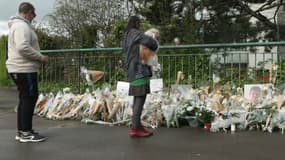 Des fleurs posées sur le sol en hommage à Philippe, mort à 22 ans après une violente agression à Grande-Synthe (Nord), dans la nuit du 15 au 16 avril.