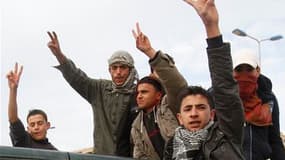 Joie des manifestants anti-gouvernement qui disent contrôler cette ville côtière de l'Est libyen. Ce mouvement de contestation populaire sans précédent contre le régime de Kadhafi, au pouvoir depuis plus de 40 ans, survient après les révolutions tunisienn