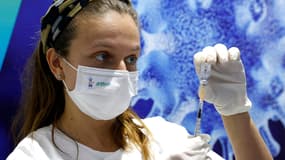 Préparation d'une dose du vaccin Pfizer en Israël le 20 janvier 2021