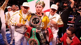 Saul "Canelo" Alvarez avec ses ceintures de champion incontesté des super-moyens