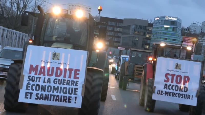 "Une centaine" d'agriculteurs mènent une opération escargot sur le périphérique parisien