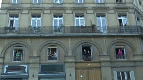 À Toulouse, les habitants chantent "Les Champs-Elysées" aux fenêtres lors d'un karaoké improvisé