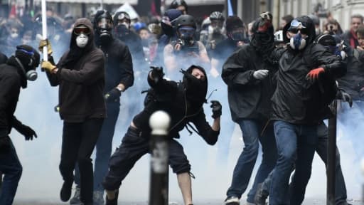 Des casseurs lancent des pierres lors de la manifestation contre la loi travail le 14 juin 2016 à Paris Des casseurs lancent des pierres lors de la manifestation contre la loi travail le 14 juin 2016 à Paris