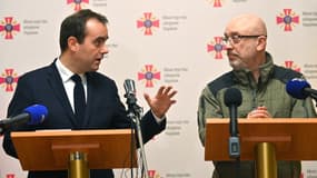 Le ministre des Armées français Sébastien Lecornu et le ministre de la Défense ukrainien Oleksiy Reznikov à Kiev le 28 décembre 2022