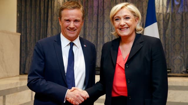 Nicolas Dupont-Aignan et Marine Le Pen lors d'une conférence de presse commune le 29 avril 2017.