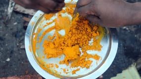 De la poudre de curcuma pour une fête, en Inde, janvier 2013.