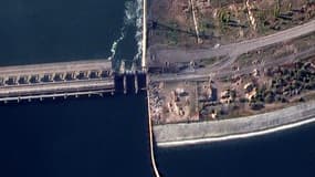 Image satellite distribuée et collectée par Maxar Technologies, montrant une vue d'ensemble du barrage de Nova Kakhovka, dans la région de Kherson.