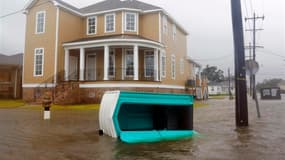 Rue inondée à La Nouvelle-Orléans. Les autorités de Louisiane et de La Nouvelle-Orléans restaient prudentes jeudi, alors que les inondations provoquées par le phénomène Isaac, rétrogradé d'ouragan en tempête tropicale, se sont heurtées au système de digue