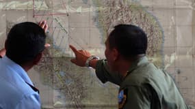 Officiers de l'armée de l'air indonésienne à la recherche du Boeing disparu, sur la base de Sumatra en Indonésie, ce mercredi 12 mars.