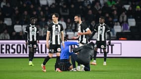Himad Abdelli soigné lors du match Angers-Monaco (0-2, L1), le 15 mars 2025