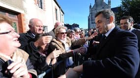 En déplacement à Changé (Mayenne) pour défendre le "Grenelle de l'environnement", Nicolas Sarkozy s'en est pris aux candidats à la présidence de la République trop soucieux de "se mettre bien avec tout le monde" pour prendre des décisions difficiles, visa