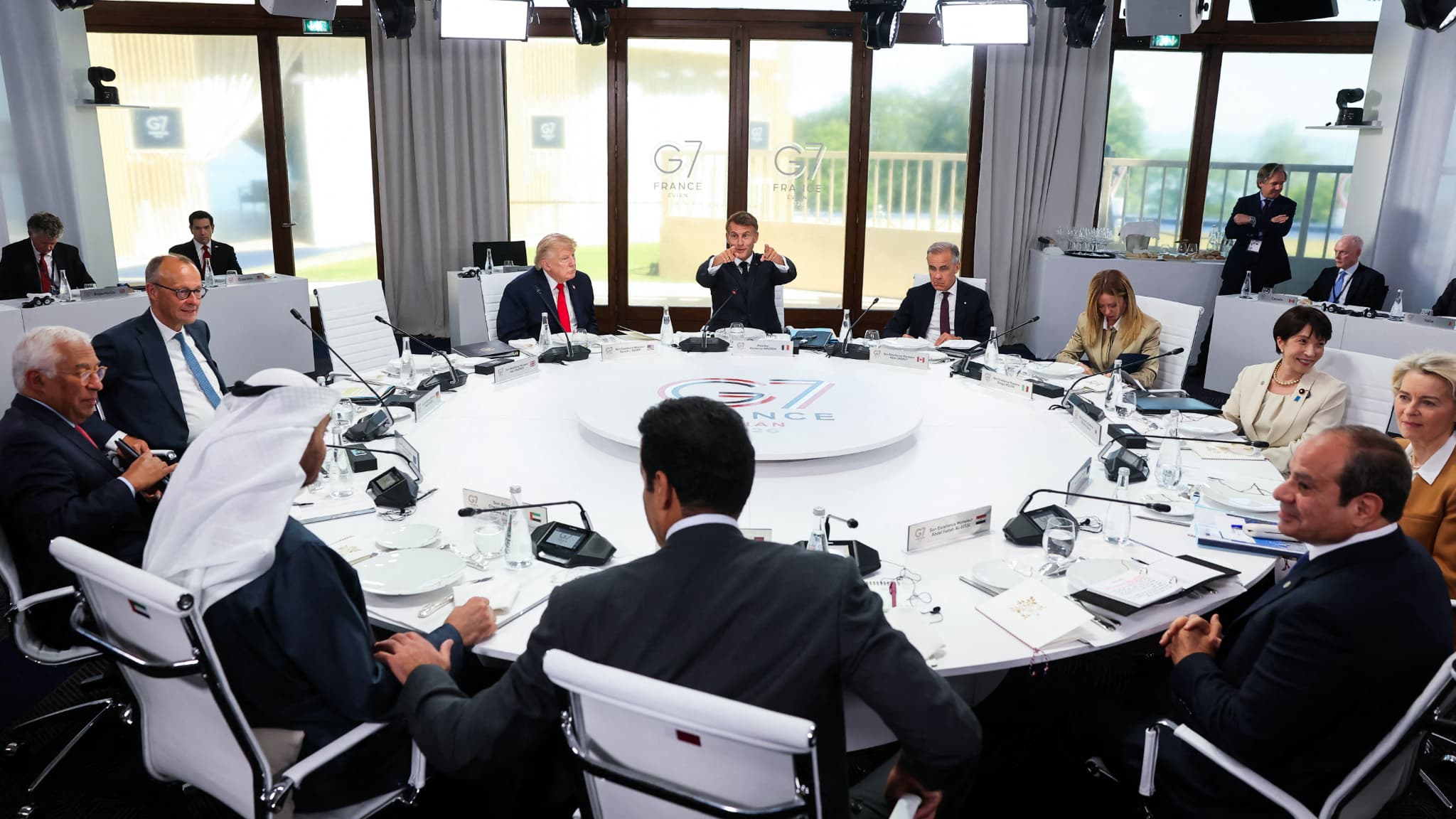 "Il fait semblant d’être content", l’émir du Qatar chambre Macron sur le back-to-back du PSG en Ligue des champions au G7 d’Évian